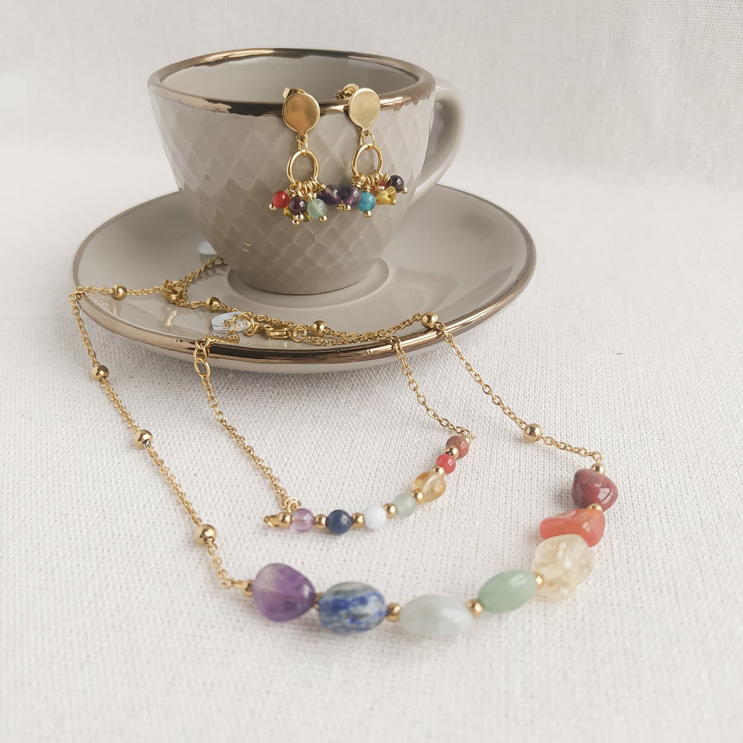 Estos pendientes llevan todos estos minerales, una cuenta de cada uno, y se completa con cadena de acero de eslabones de 3mm. Dependiendo de la disponibilidad en el momento de la compra recibirás un productos con unos minerales u otros. La base del pendientes en de dormilona o palito con tuerca, y la parte delantera en forma circular, de acero bañado en oro, y una anilla de 9mm de acero de la que cuelgan las cuentas. El largo aproximado es de 2,8cm.