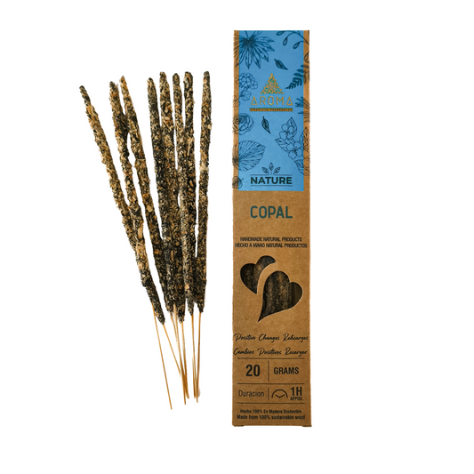Incienso artesanal y orgánico, con el texto "Incienso de Copal" visible en el empaque. El humo se eleva suavemente.
