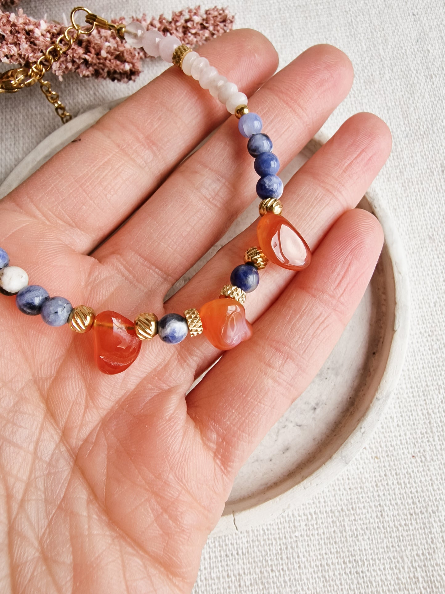 Pulsera Amuleto Autoconfianza | Cornalina, Cuarzo Rosa y Sodalita para creer en ti.