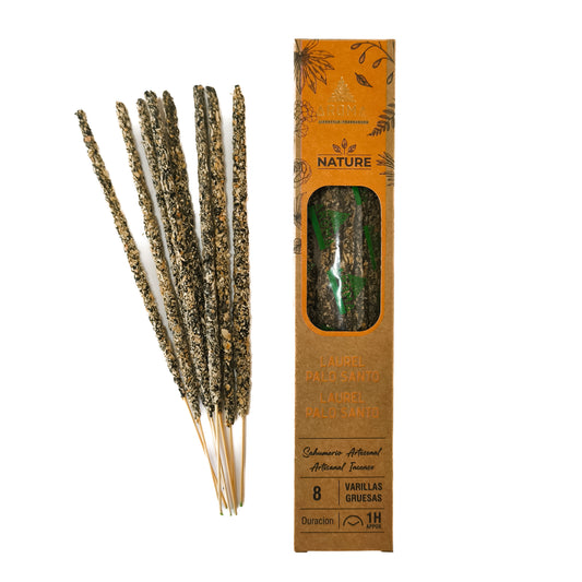 Incienso artesanal y orgánico, con el texto "Incienso de Laurel y Palo Santo" visible en el empaque. El humo se eleva suavemente.