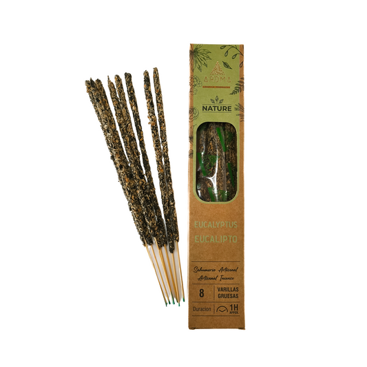 Incienso artesanal y orgánico, con el texto "Incienso de Eucalipto" visible en el empaque. El humo se eleva suavemente.