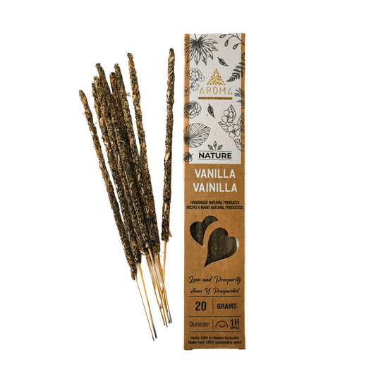 Incienso artesanal y orgánico, con el texto "Incienso de Vainilla" visible en el empaque. El humo se eleva suavemente.