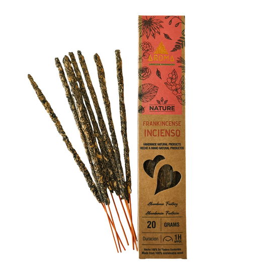 Incienso artesanal y orgánico, con el texto "Incienso de Sándalo" visible en el empaque. El humo se eleva suavemente.
