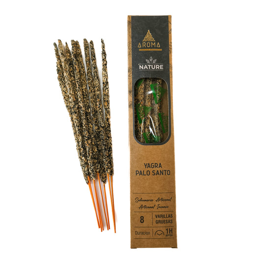 Incienso artesanal y orgánico, con el texto "Incienso de Yagra y Palo Santo" visible en el empaque. El humo se eleva suavemente.