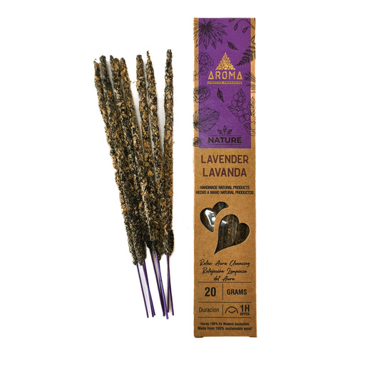 Incienso artesanal y orgánico, con el texto "Incienso de Lavanda" visible en el empaque. El humo se eleva suavemente.