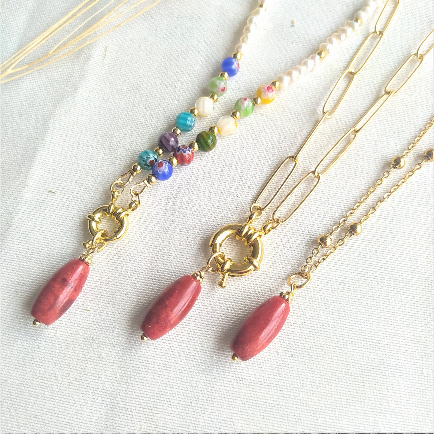 Charm Piedra Natural Coral Manzana