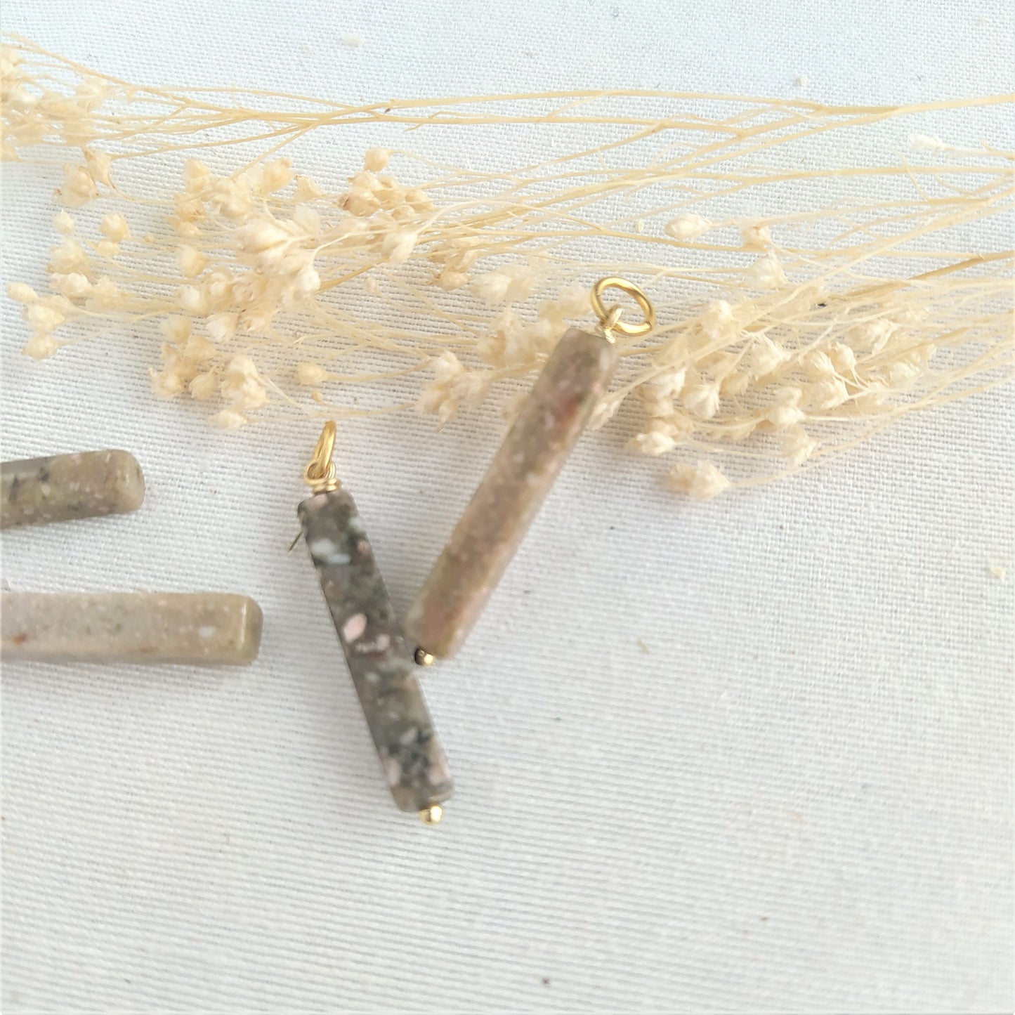 Charm Piedra Natural Unakita