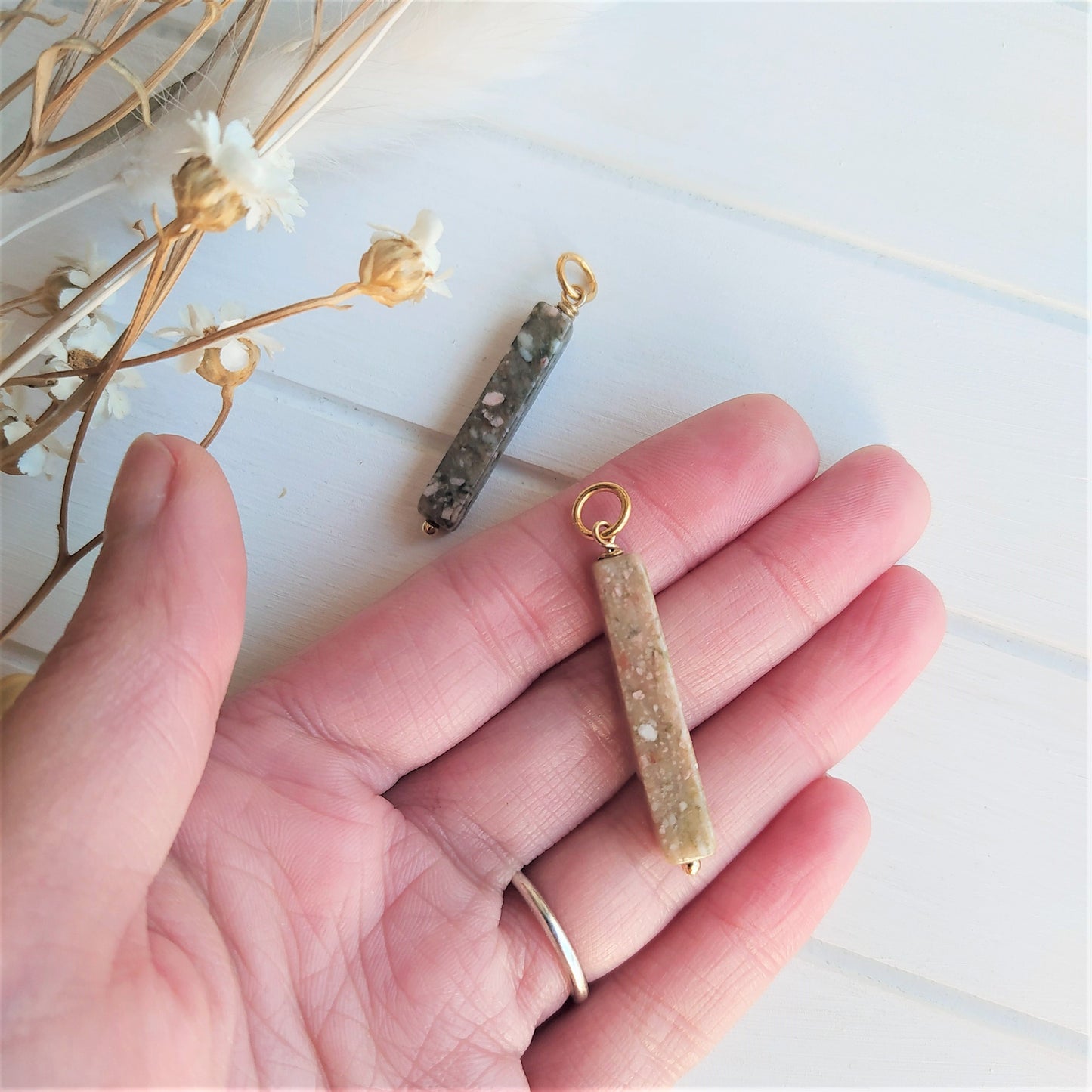 Charm Piedra Natural Unakita