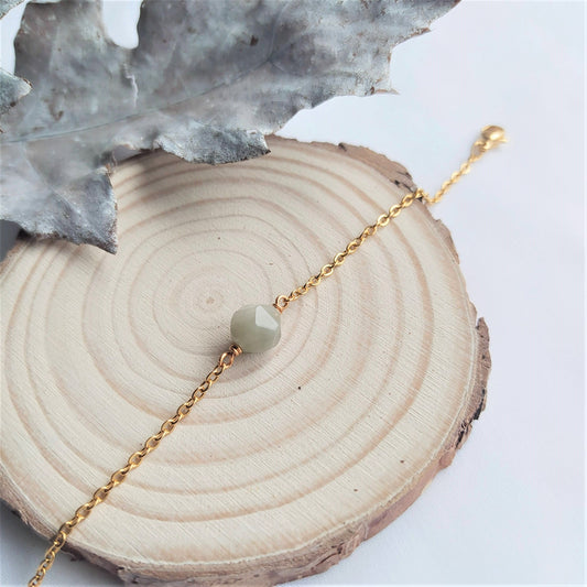 Al mes de Mayo le corresponde el Ágata Musgo o Musgosa. El Ágata Musgo es una piedra muy relacionada con la naturaleza, por eso se dice que es fresca y optimista. Fomenta la comunicación y la expresión. Ayuda a conseguir el equilibrio emocional y con ello, el aumento de la autoconfianza y la autoestima. Ayuda al crecimiento espiritual.