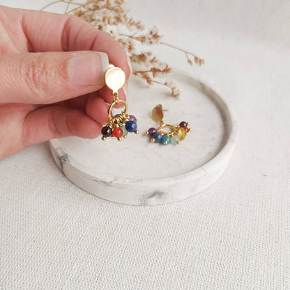 Estos pendientes llevan todos estos minerales, una cuenta de cada uno, y se completa con cadena de acero de eslabones de 3mm. Dependiendo de la disponibilidad en el momento de la compra recibirás un productos con unos minerales u otros. La base del pendientes en de dormilona o palito con tuerca, y la parte delantera en forma circular, de acero bañado en oro, y una anilla de 9mm de acero de la que cuelgan las cuentas. El largo aproximado es de 2,8cm.