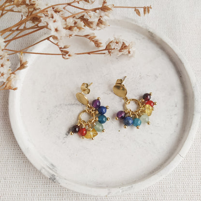 Estos pendientes llevan todos estos minerales, una cuenta de cada uno, y se completa con cadena de acero de eslabones de 3mm. Dependiendo de la disponibilidad en el momento de la compra recibirás un productos con unos minerales u otros. La base del pendientes en de dormilona o palito con tuerca, y la parte delantera en forma circular, de acero bañado en oro, y una anilla de 9mm de acero de la que cuelgan las cuentas. El largo aproximado es de 2,8cm.