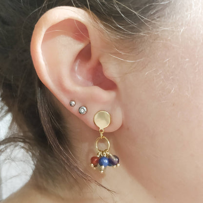 Estos pendientes llevan todos estos minerales, una cuenta de cada uno, y se completa con cadena de acero de eslabones de 3mm. Dependiendo de la disponibilidad en el momento de la compra recibirás un productos con unos minerales u otros. La base del pendientes en de dormilona o palito con tuerca, y la parte delantera en forma circular, de acero bañado en oro, y una anilla de 9mm de acero de la que cuelgan las cuentas. El largo aproximado es de 2,8cm.