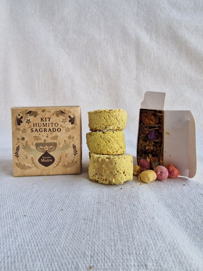 Los kits de Humito Sagrado combinan hierbas, maderas y resinas sagradas que potencian sus bondades naturales. En cada uno encontrarás el modo de uso y una breve descripción de cada una de ellas, tal como su origen y las propiedades de cada una, junto a una declaración y afirmación positiva.