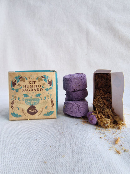 Los kits de Humito Sagrado combinan hierbas, maderas y resinas sagradas que potencian sus bondades naturales. En cada uno encontrarás el modo de uso y una breve descripción de cada una de ellas, tal como su origen y las propiedades de cada una, junto a una declaración y afirmación positiva.