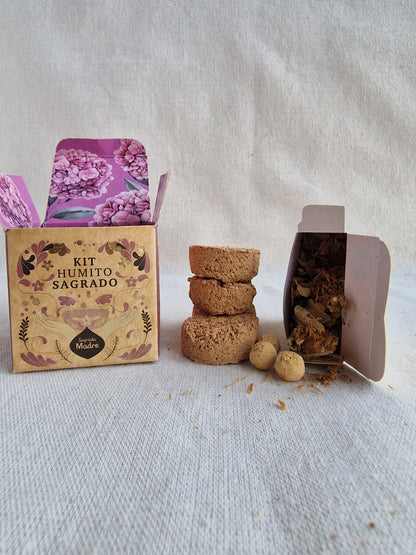 Los kits de Humito Sagrado combinan hierbas, maderas y resinas sagradas que potencian sus bondades naturales. En cada uno encontrarás el modo de uso y una breve descripción de cada una de ellas, tal como su origen y las propiedades de cada una, junto a una declaración y afirmación positiva.