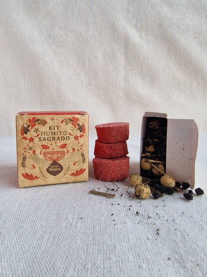 Los kits de Humito Sagrado combinan hierbas, maderas y resinas sagradas que potencian sus bondades naturales. En cada uno encontrarás el modo de uso y una breve descripción de cada una de ellas, tal como su origen y las propiedades de cada una, junto a una declaración y afirmación positiva.