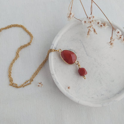 Lo elijas por su color, su diseño o su energía revitalizadora, el collar Julieta en Jaspe Rojo no te decepcionará.