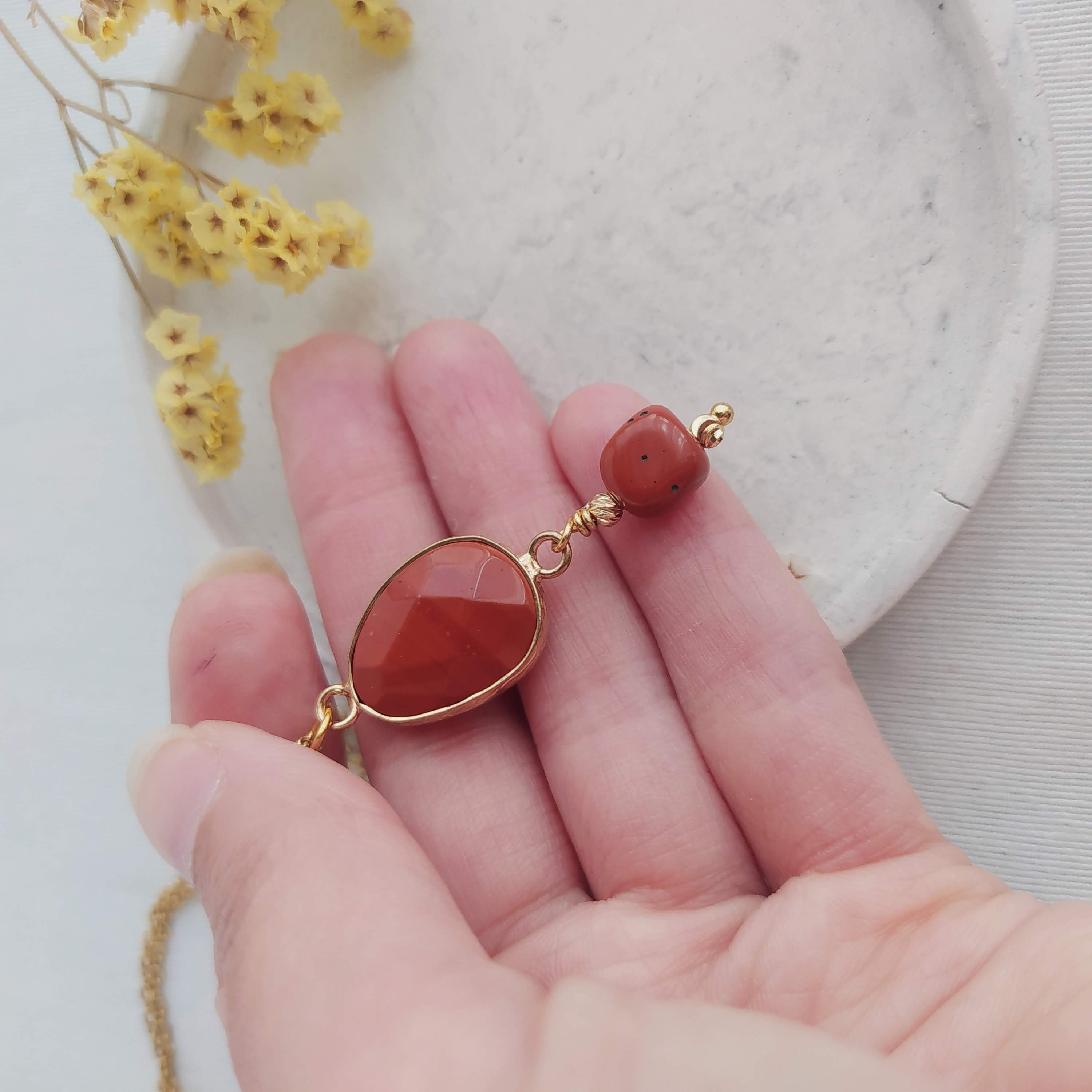 Lo elijas por su color, su diseño o su energía revitalizadora, el collar Julieta en Jaspe Rojo no te decepcionará.