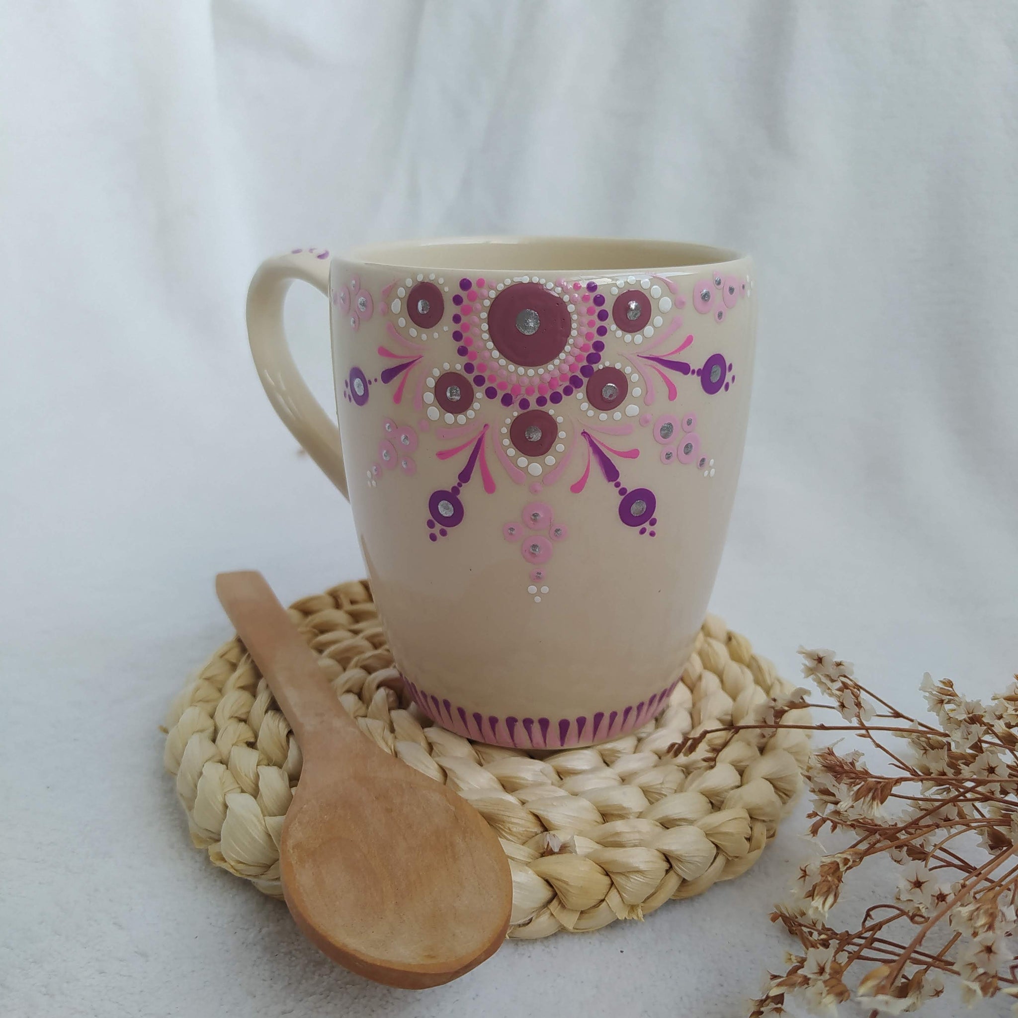 Taza Blanca con Mandala Rosa y Morado Pintada a Mano