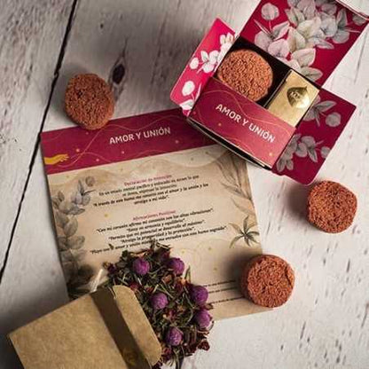 Los kits de Humito Sagrado combinan hierbas, maderas y resinas sagradas que potencian sus bondades naturales. En cada uno encontrarás el modo de uso y una breve descripción de cada una de ellas, tal como su origen y las propiedades de cada una, junto a una declaración y afirmación positiva.