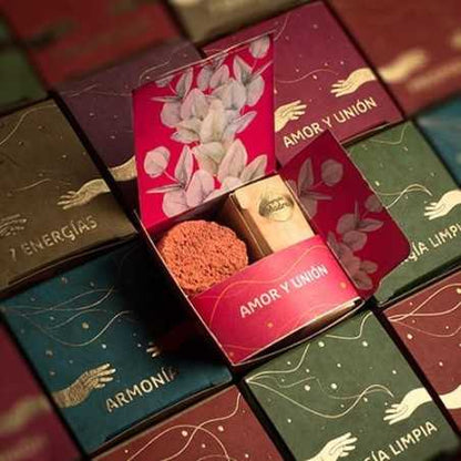 Los kits de Humito Sagrado combinan hierbas, maderas y resinas sagradas que potencian sus bondades naturales. En cada uno encontrarás el modo de uso y una breve descripción de cada una de ellas, tal como su origen y las propiedades de cada una, junto a una declaración y afirmación positiva.