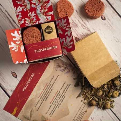 Los kits de Humito Sagrado combinan hierbas, maderas y resinas sagradas que potencian sus bondades naturales. En cada uno encontrarás el modo de uso y una breve descripción de cada una de ellas, tal como su origen y las propiedades de cada una, junto a una declaración y afirmación positiva.