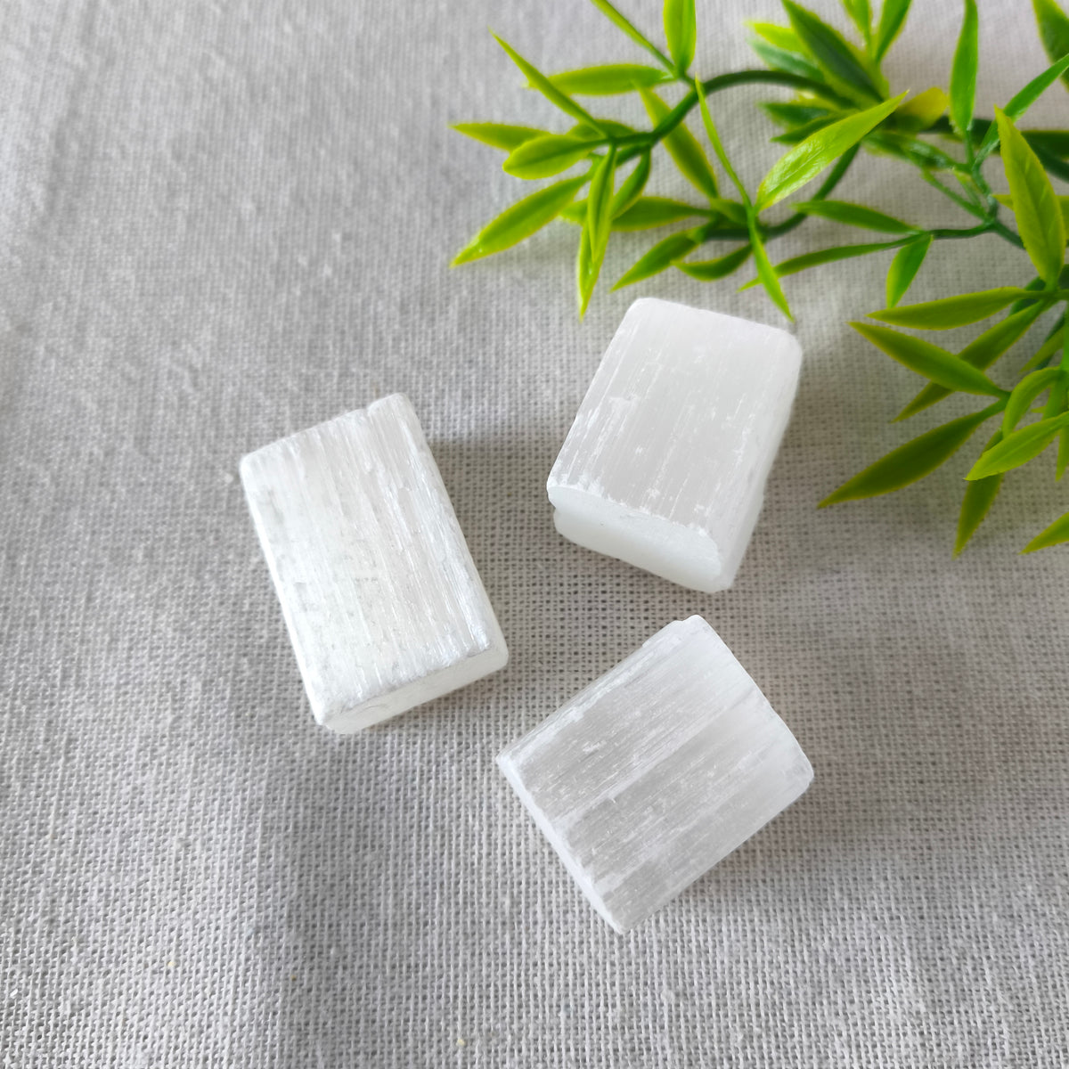 Cubo Irregular de Selenita 3x3 cm | Estabilidad, Limpieza Energética y Paz