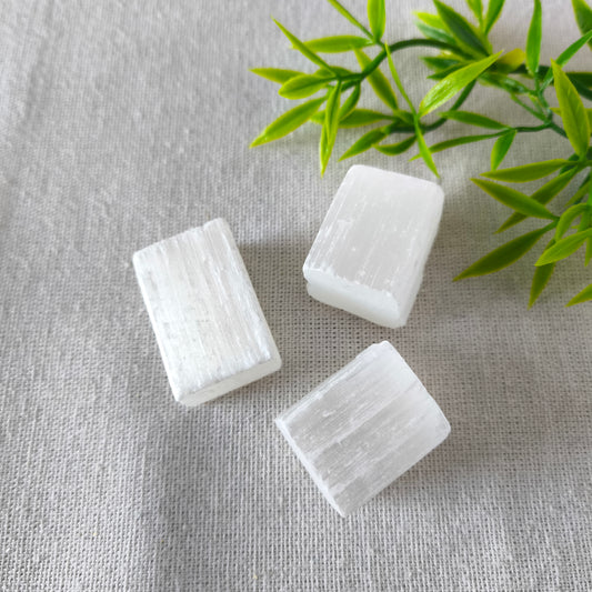 Cubo Irregular de Selenita 3x3 cm | Estabilidad, Limpieza Energética y Paz