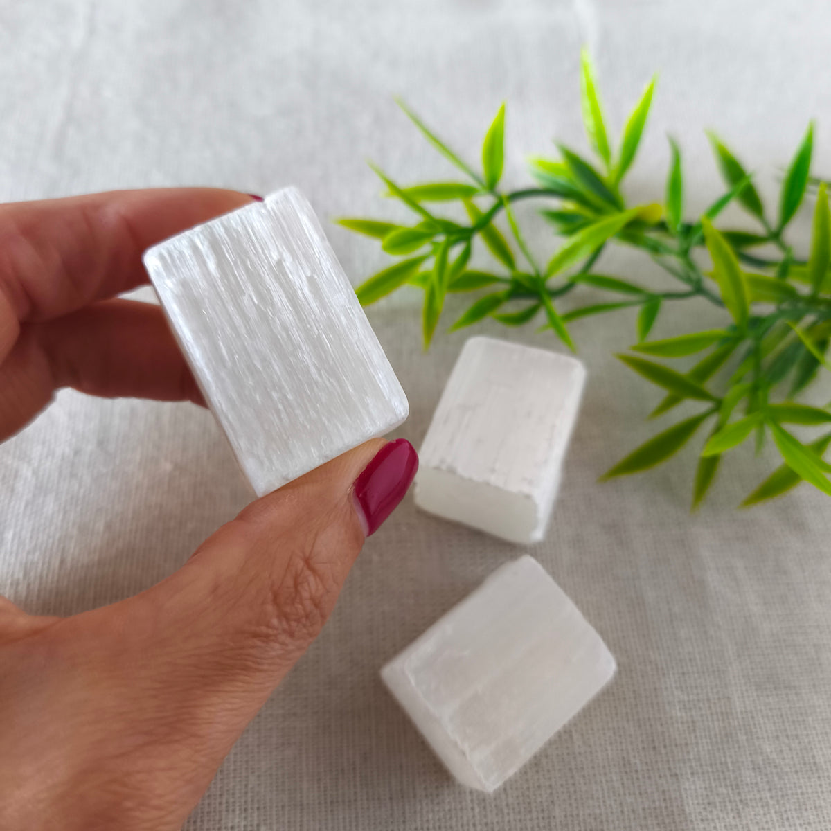 Cubo Irregular de Selenita 3x3 cm | Estabilidad, Limpieza Energética y Paz