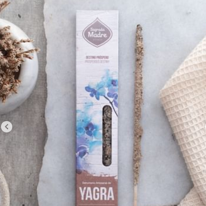Con esta línea de Sahumerios Masala de Yagra surge la inspiración para crear las más maravillosas mezclas. Al encender un sahumerio de esta línea de Masalas, su humo envía vibraciones curativas que llegan a todos los rincones. Los aromas de esta línea nos ayudan a conseguir un destino próspero.