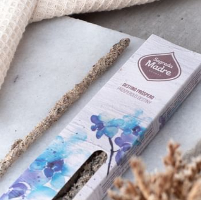 Con esta línea de Sahumerios Masala de Yagra surge la inspiración para crear las más maravillosas mezclas. Al encender un sahumerio de esta línea de Masalas, su humo envía vibraciones curativas que llegan a todos los rincones. Los aromas de esta línea nos ayudan a conseguir un destino próspero.