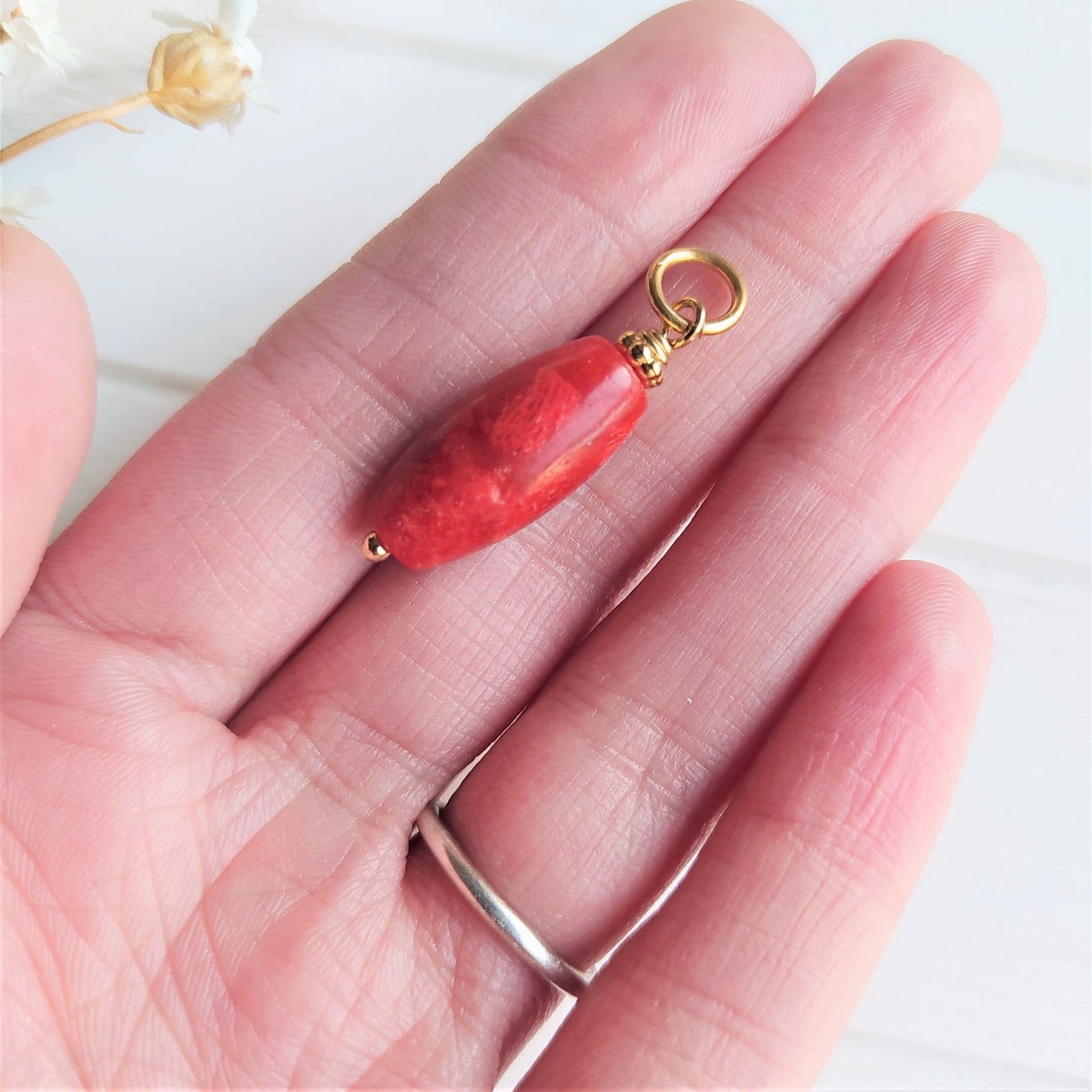 Charm Piedra Natural Coral Manzana