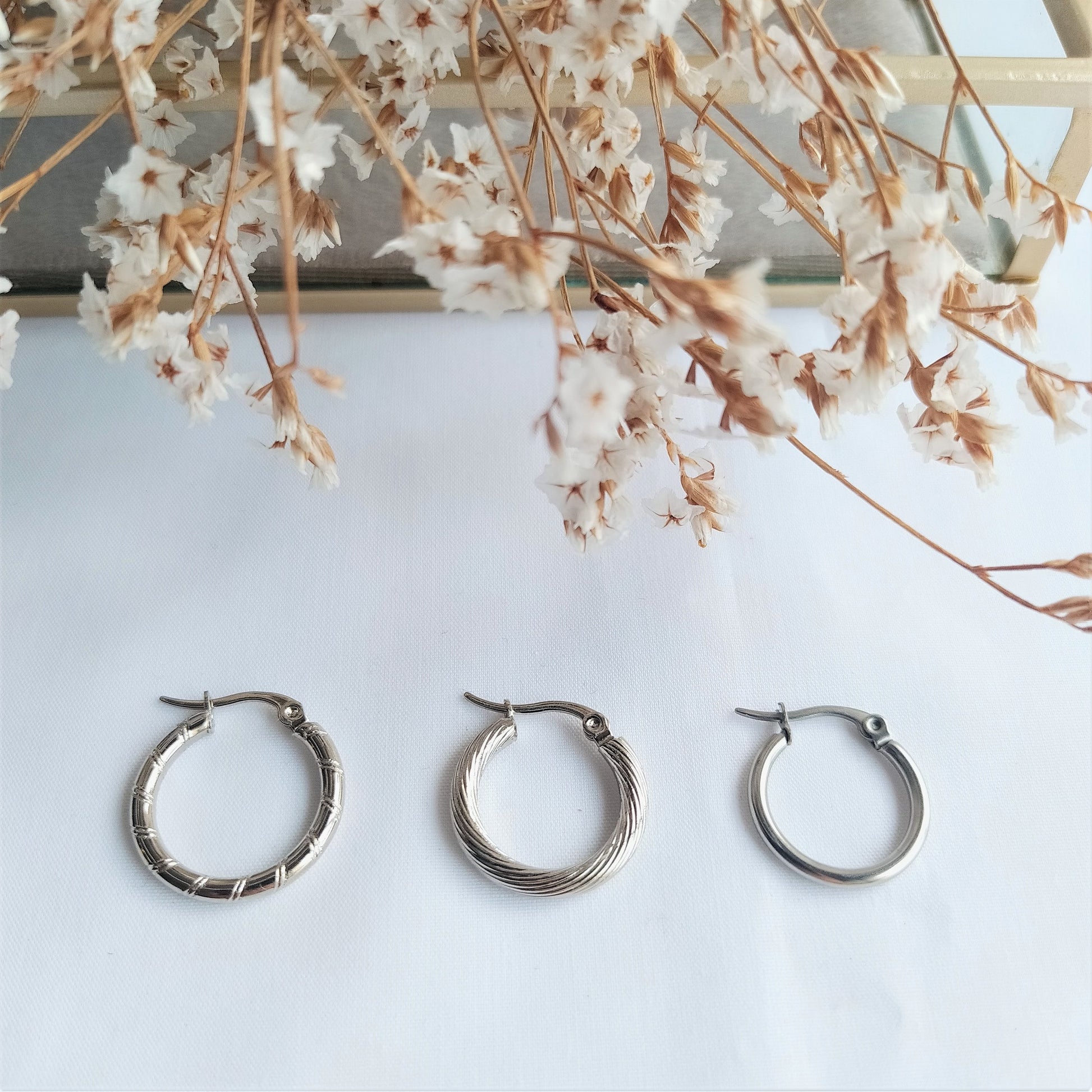 Aros básicos de acero lisos bañados en oro, el pendiente que no puede faltar en tu colección.  Al estar fabricados en acero nunca se pondrán feos y es muy improbable que te hagan daño. Perfectos para todos los dias, combinables con todos tus looks, ligeros y versátiles. No vas a querer quitártelos. Miden 21mm de diámetro y llevan unas líneas marcadas alrededor.