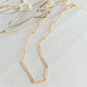 Collar de cadena de eslabones ovalados de acero bañado en oro. Los eslabones miden 20x3mm aproximadamente. Largo aproximado 38cm ampliables a 43cm.