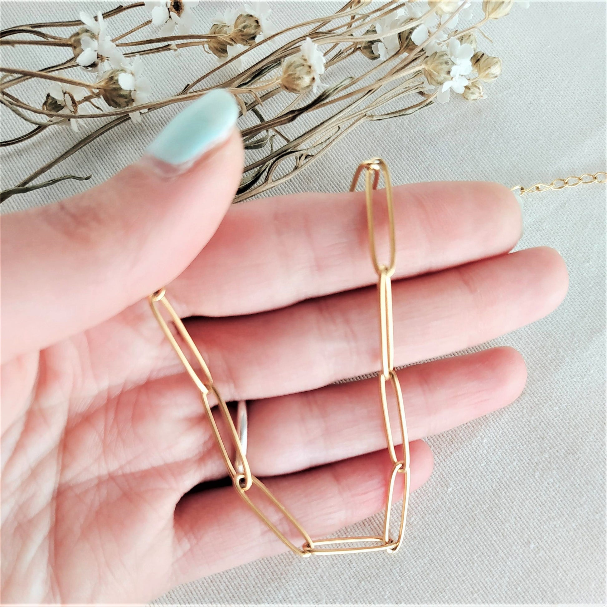 Collar de cadena de eslabones ovalados de acero bañado en oro. Los eslabones miden 20x3mm aproximadamente. Largo aproximado 38cm ampliables a 43cm.