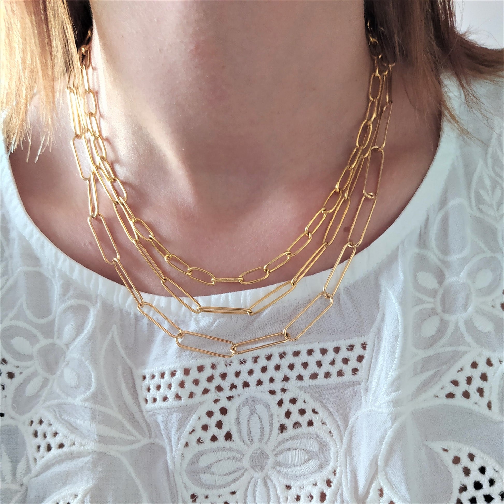 Collar de cadena de eslabones ovalados de acero bañado en oro. Los eslabones miden 20x3mm aproximadamente. Largo aproximado 38cm ampliables a 43cm.